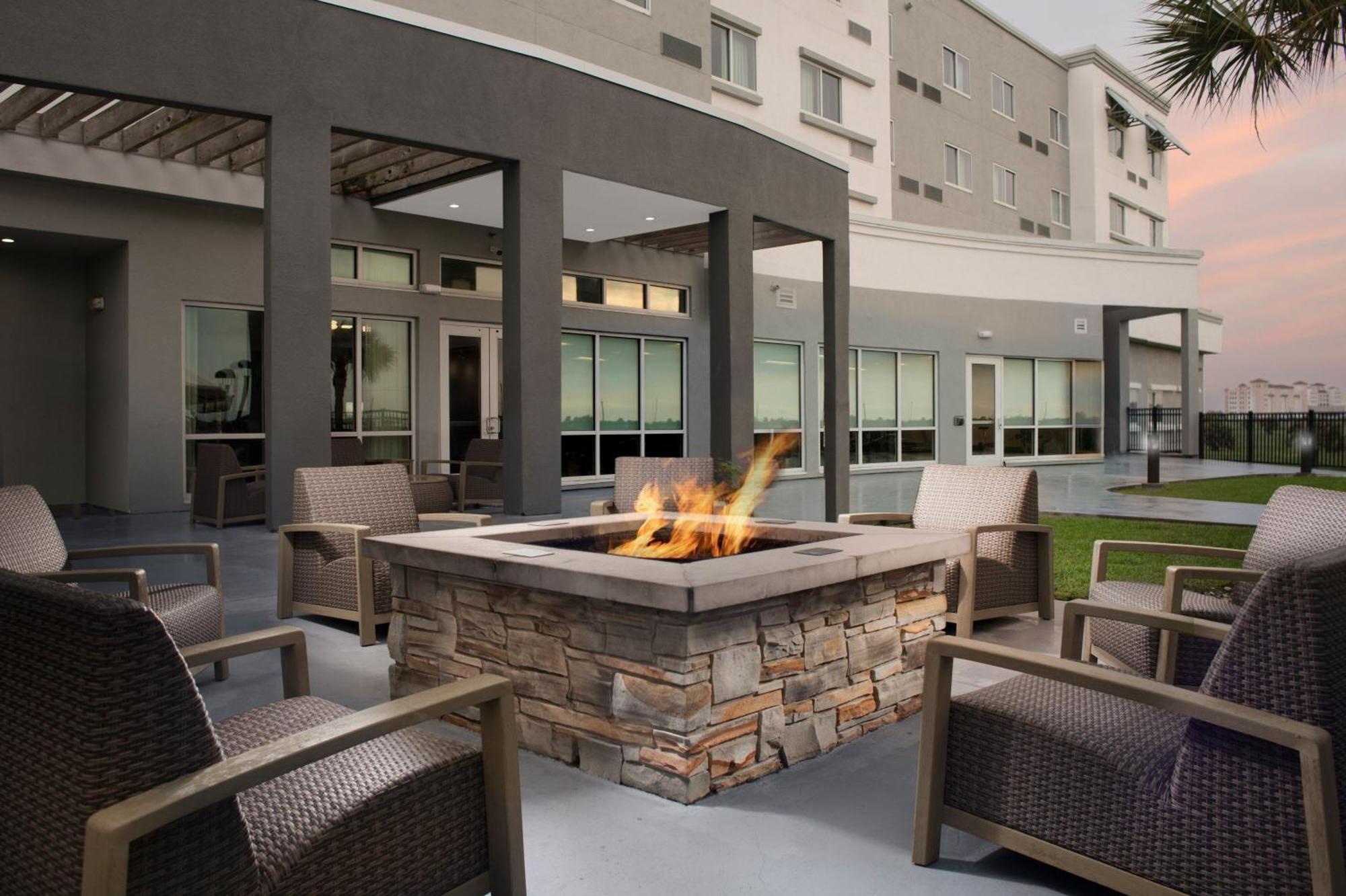 Готель Courtyard By Marriott Galveston Island Екстер'єр фото